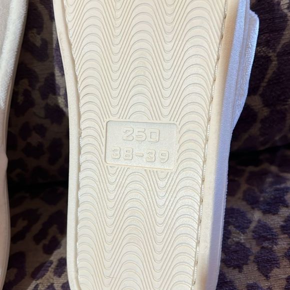 EUC Maxhong Cream Thong Slippers - Picture 3 of 6